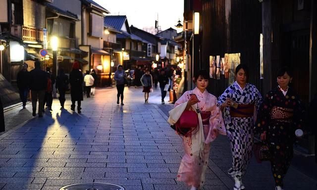 深圳：女子穿“和服”逛街,被一男子教训!这并非情感与理智之争休闲区蓝鸢梦想 - Www.slyday.coM