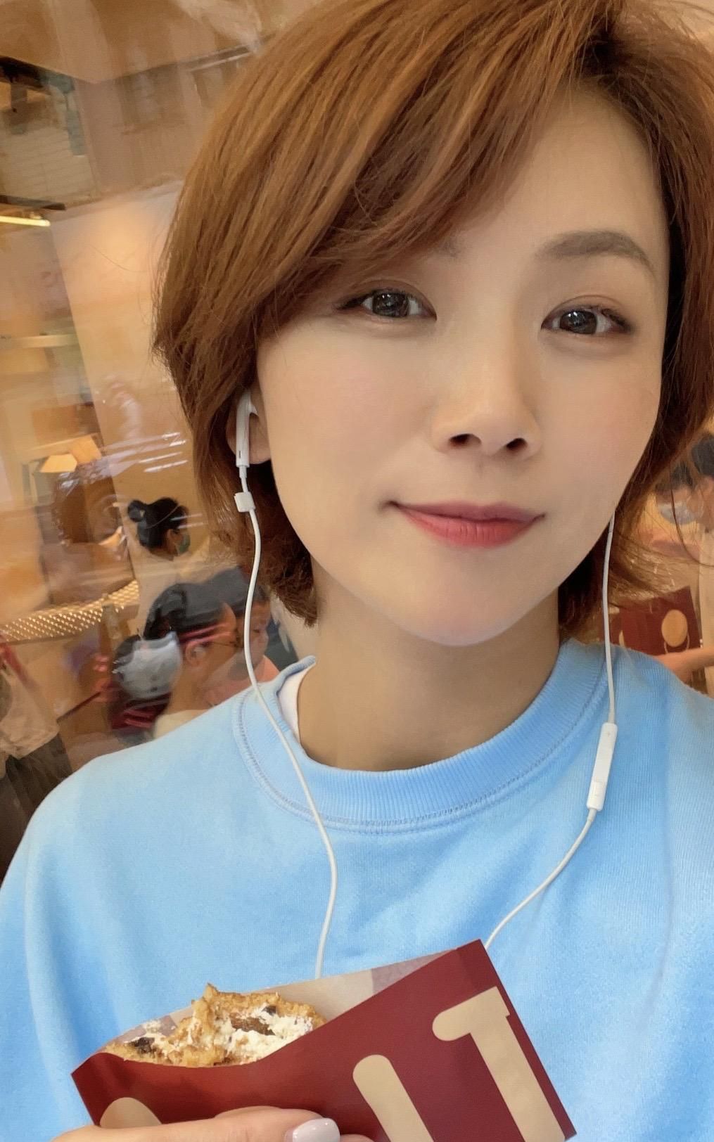 曹曦文也是个小吃货,蓝色t恤配白色裤子,吃着心心念念的铜锣烧