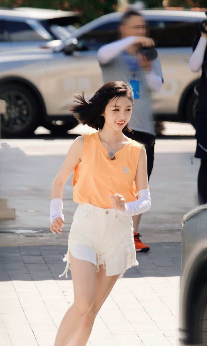 吴宣仪才是被老天善待的女孩,穿短裤录《跑男》女团腿惊艳,羡慕