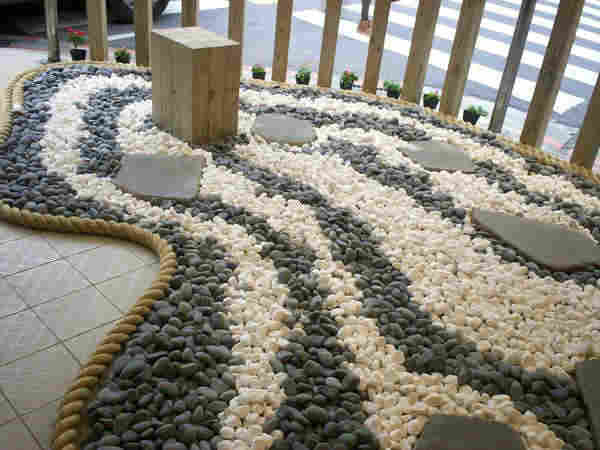 鹅卵石,如果你家靠近海边的话,那是经常会看到鹅卵石的,它的外观圆润