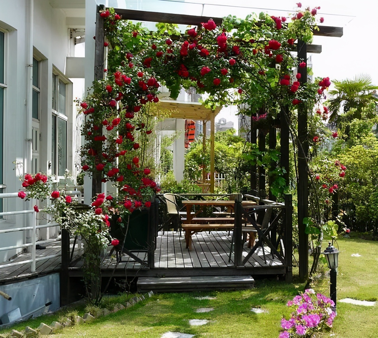 装满花的院子真的很迷人!