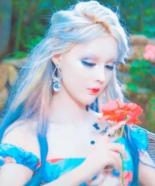 真人芭比迪丽拉被质疑整容晒化妆流程辟谣素颜清纯似初恋