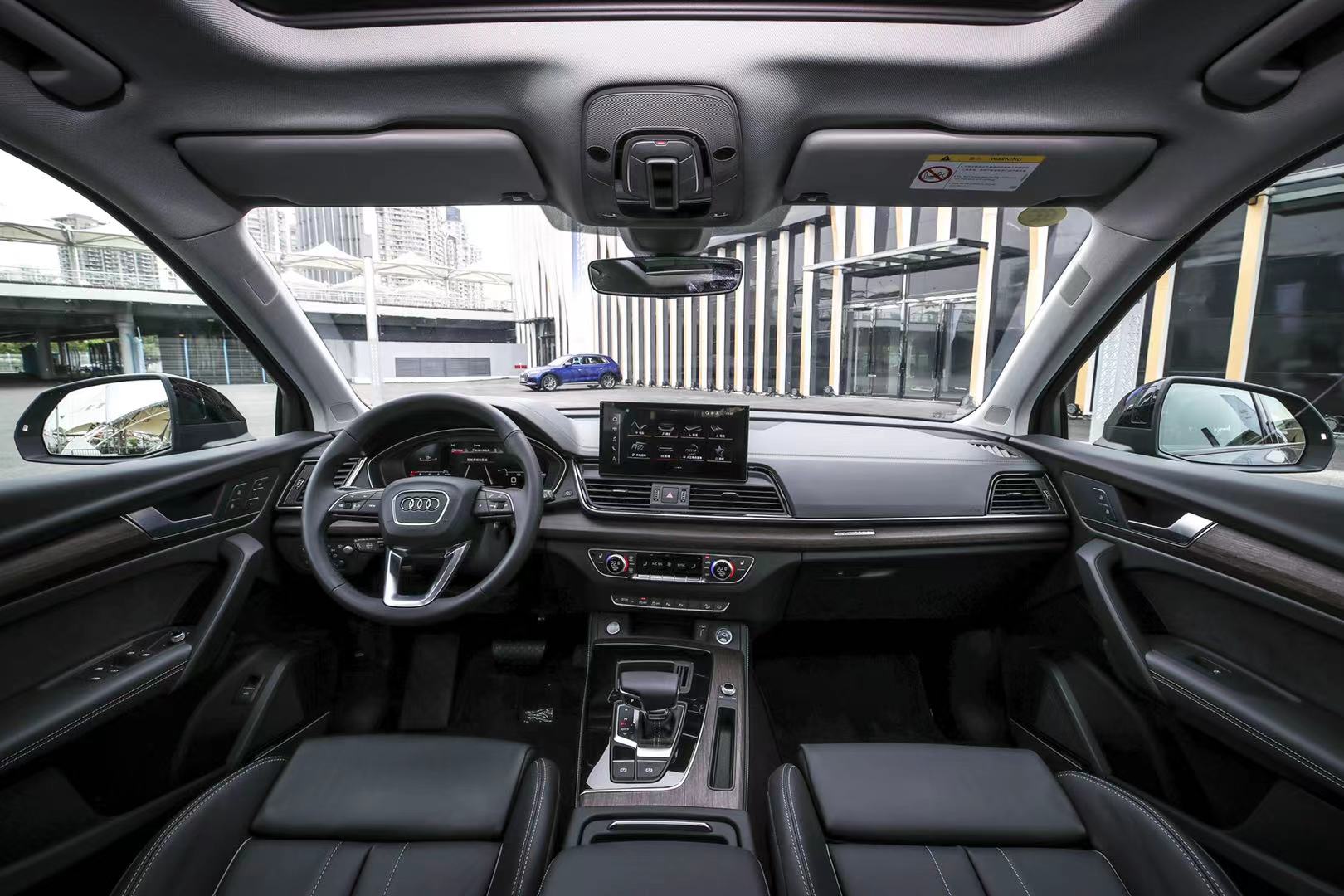 内饰上新,全新奥迪q5l标配运动座椅,其上覆盖带缝线及滚边设计的组合