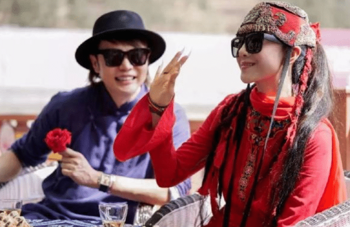 长年吃花瓣,如今剪了3厘米指甲拄拐出行|杨丽萍|指甲|孔雀舞_新浪新闻