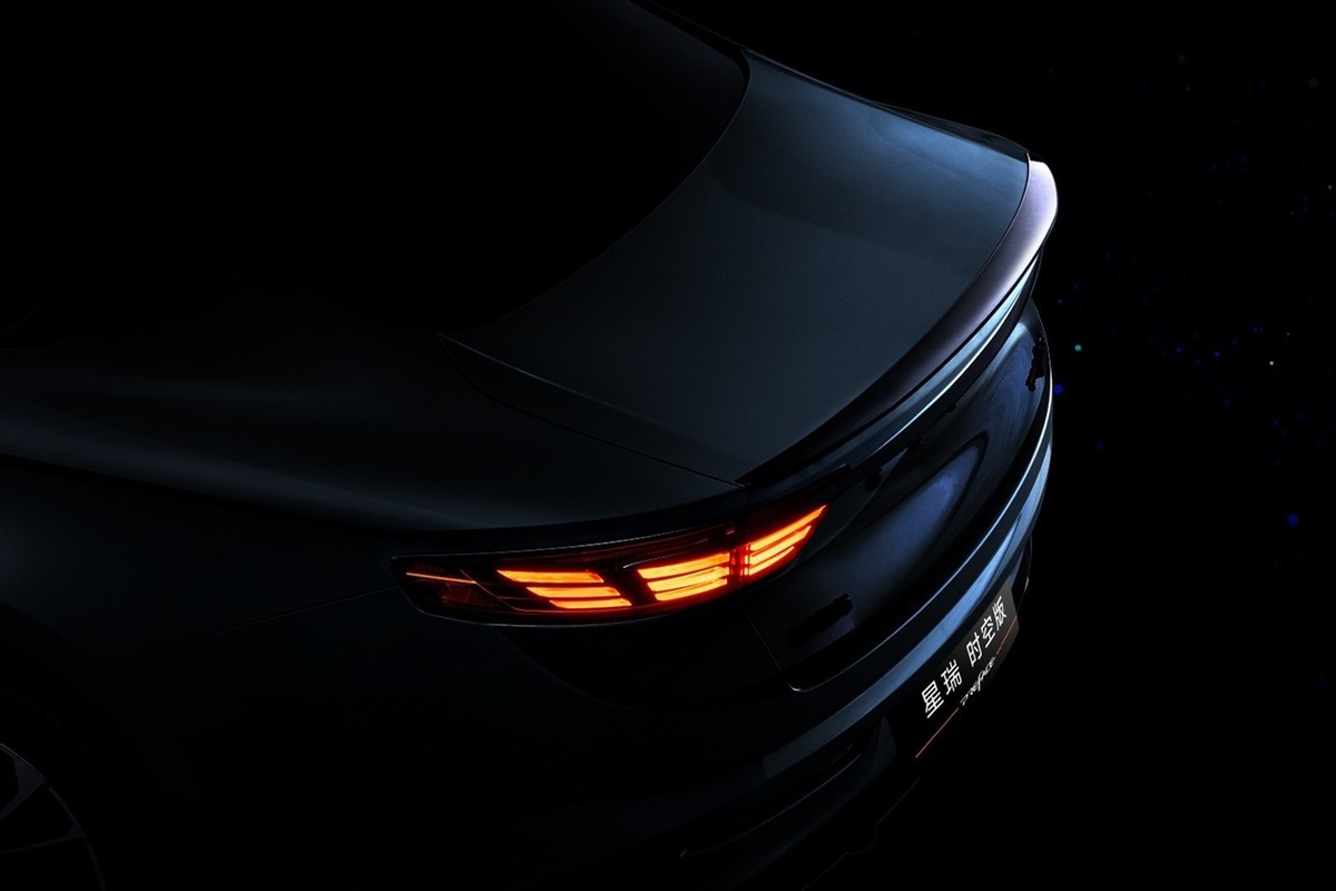 系双边共四出排气管样式,它会取代标准版车型的椭圆大口径金属排气管