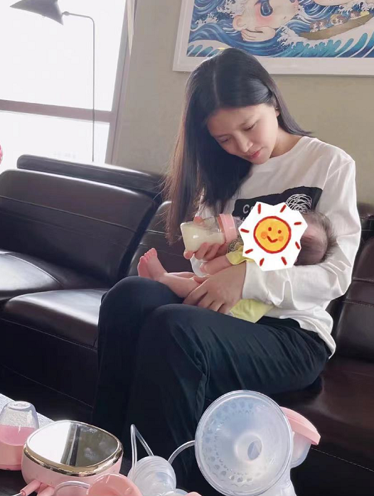 杜淳老婆晒喂奶照动作熟练眼神宠溺吐槽女儿不接受亲喂很任性