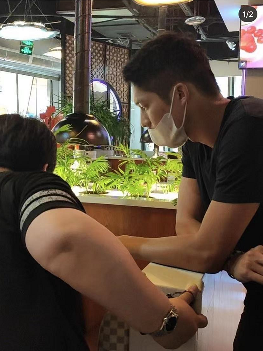 网友偶遇王子文男友,吴永恩一改儒雅风,光脚丫和家