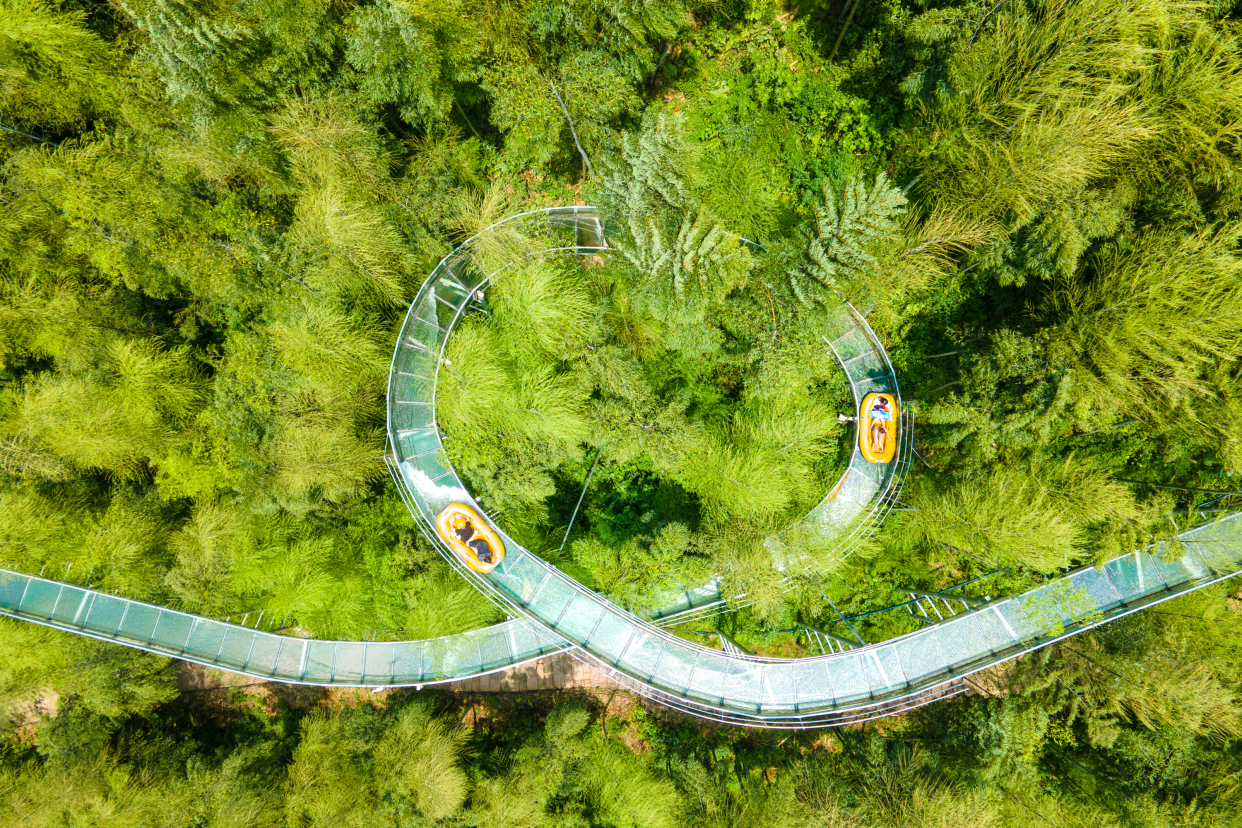 安吉藏在万亩竹海中刺激有趣的玻璃漂流,堪比过山车般的体验