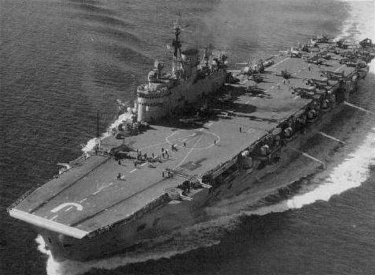 拼凑一下都可以当做航母使用,再加上当时的舰载机都是螺旋桨发动机,只