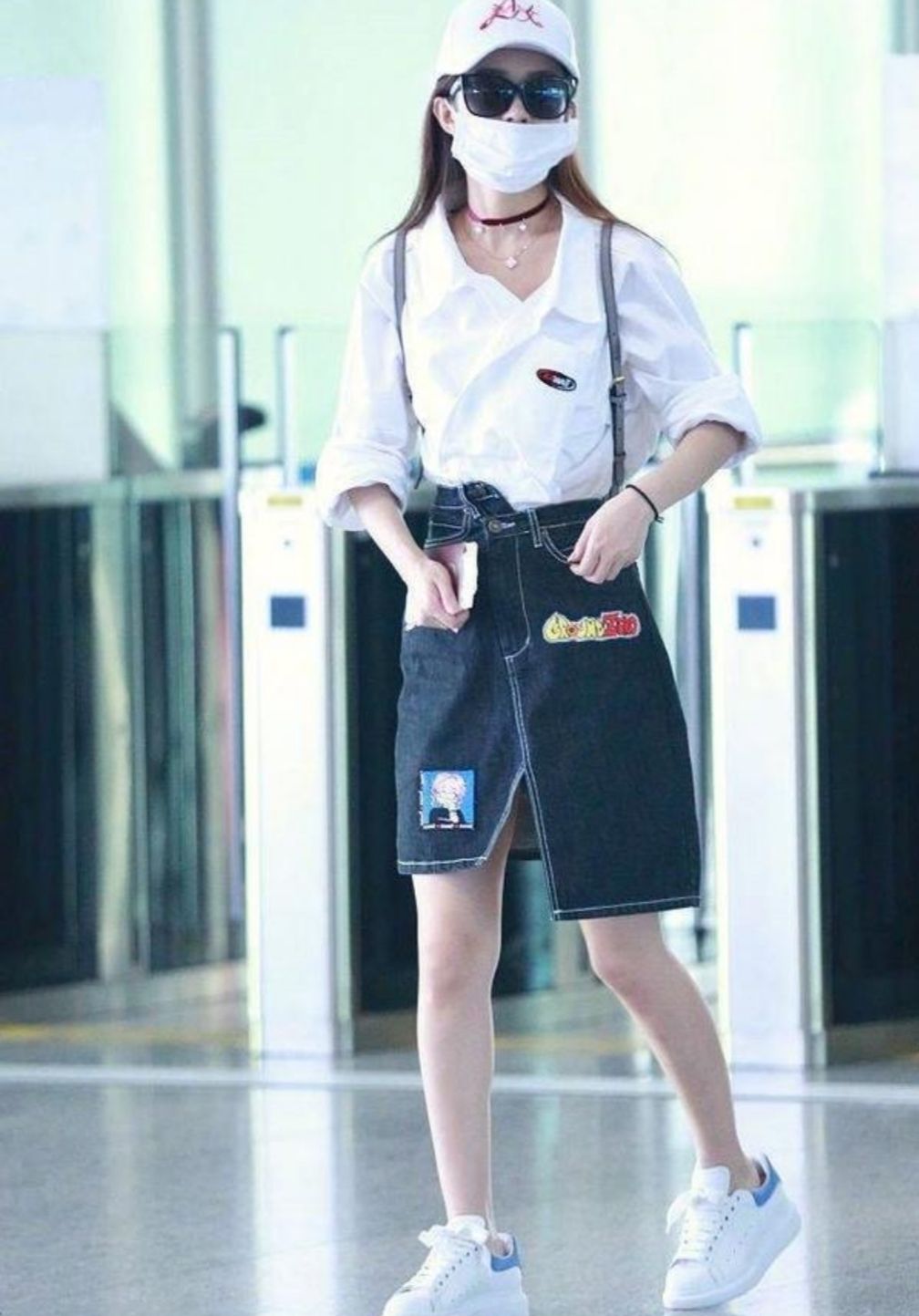 赵丽颖身材太瘦小了,穿牛仔短裤外披风衣,但却穿不出该有的气场