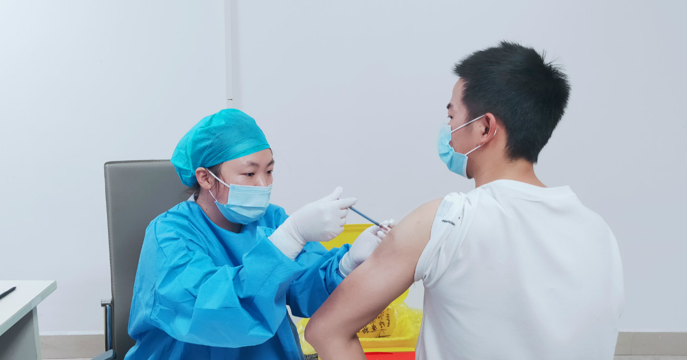 南方医科大学中西结合医院接种室内,一名护士正在为市民接种新冠疫苗.