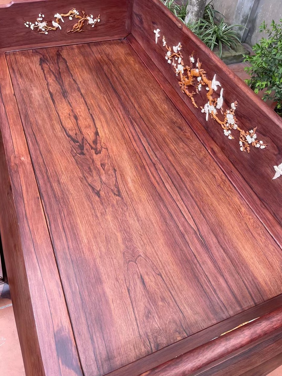 国标红木中有一种木头,很像黄花梨,它的学名叫做奥氏黄檀俗称白酸枝