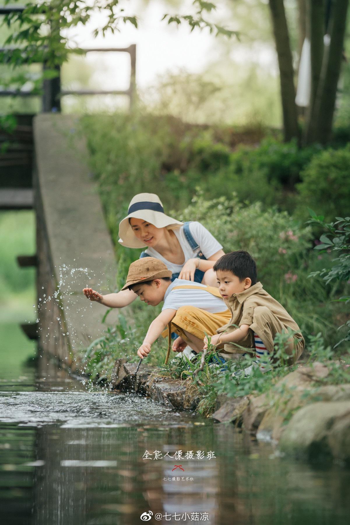 阳光明媚的夏天周末确定不带孩子出门去玩耍