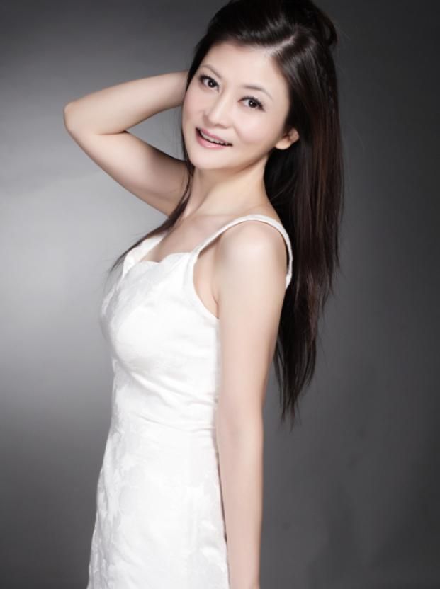 后来朱晓林便发布了《妈妈的吻》这首歌,虽然当时的她仅有15岁,但是却