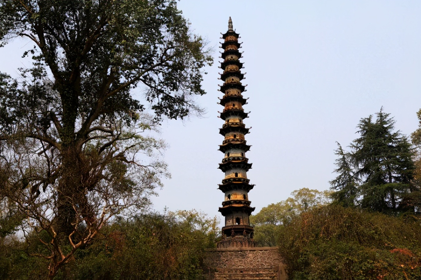 玉泉寺的铁塔曾向北倾斜这难道在抵御北风其实这是一个误会