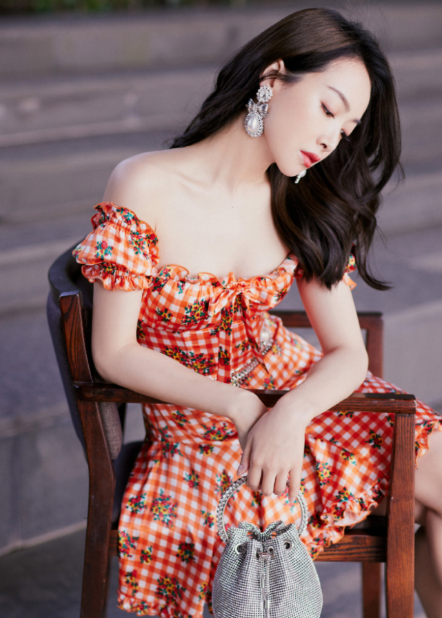 宋茜穿格纹裙出镜,一字肩秀优美天鹅颈,身材火辣贼撩人