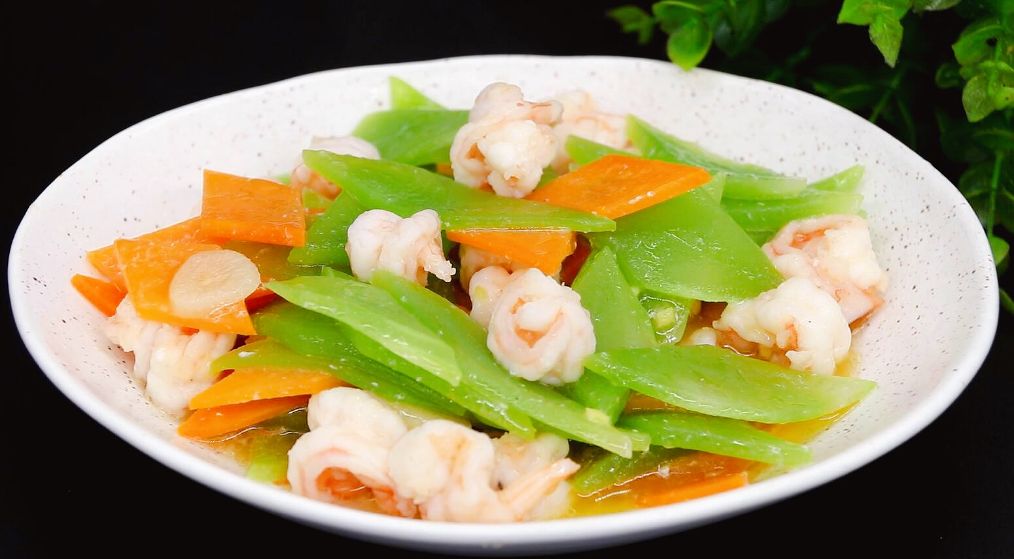 这是莴笋炒虾仁的简单做法吃着清脆爽口不油腻营养还丰富