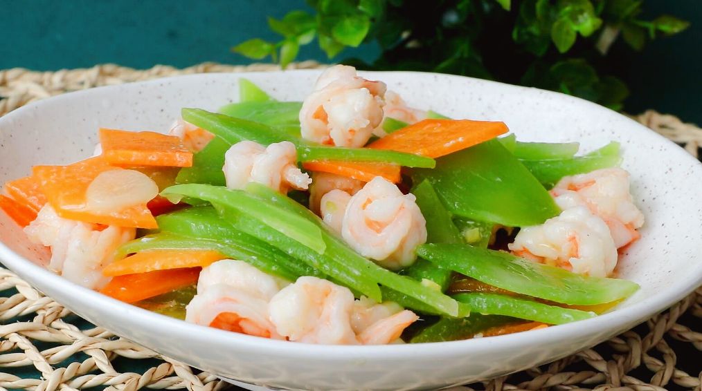 这是莴笋炒虾仁的简单做法吃着清脆爽口不油腻营养还丰富