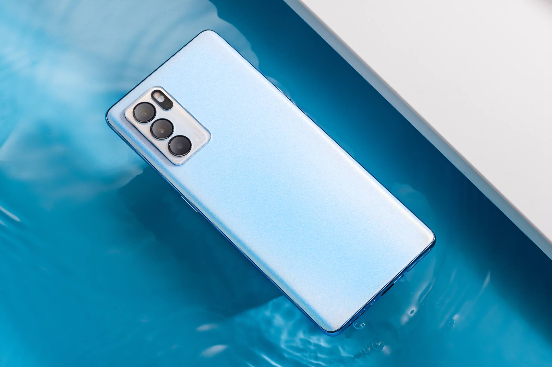 分享朋友圈的操作有了opporeno6pro一键美颜上妆soeasy