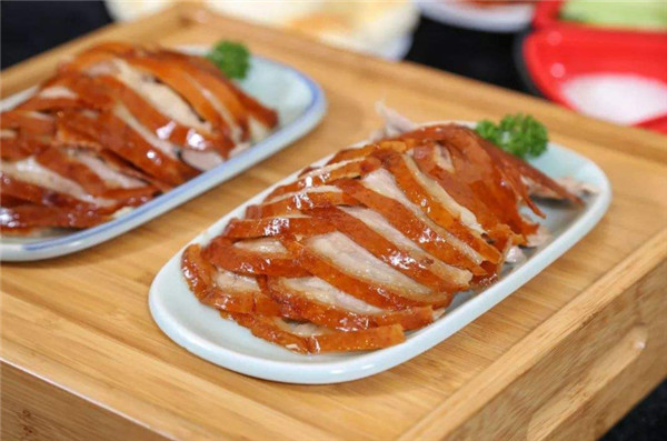 明明烤鸭上还有许多肉,片鸭师傅却拒绝继续片,这里面有何隐情?