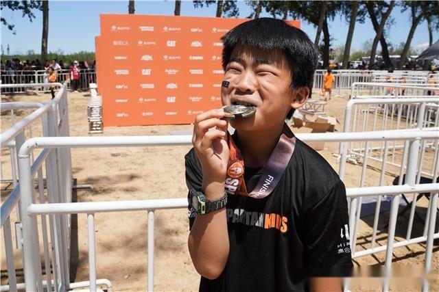 王楠儿子参赛拿奖牌!学大魔王妈妈咬牌表情太逗:太硬不好吃