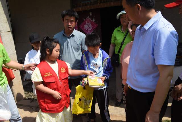 河南商丘:市博爱联合会救助梁园区李庄乡困难学生