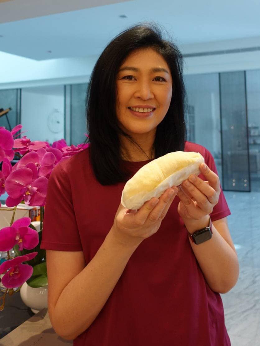 英拉和他信再次露面:想念泰国人民,演示吃榴莲,希望能帮到农民