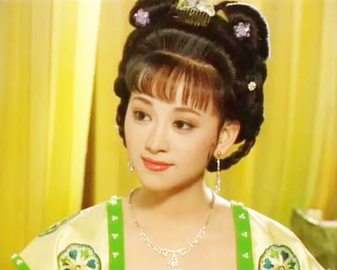 在《武则天》中,苗乙乙饰演贺兰敏月一角,温柔似水,端庄典雅,这个角色