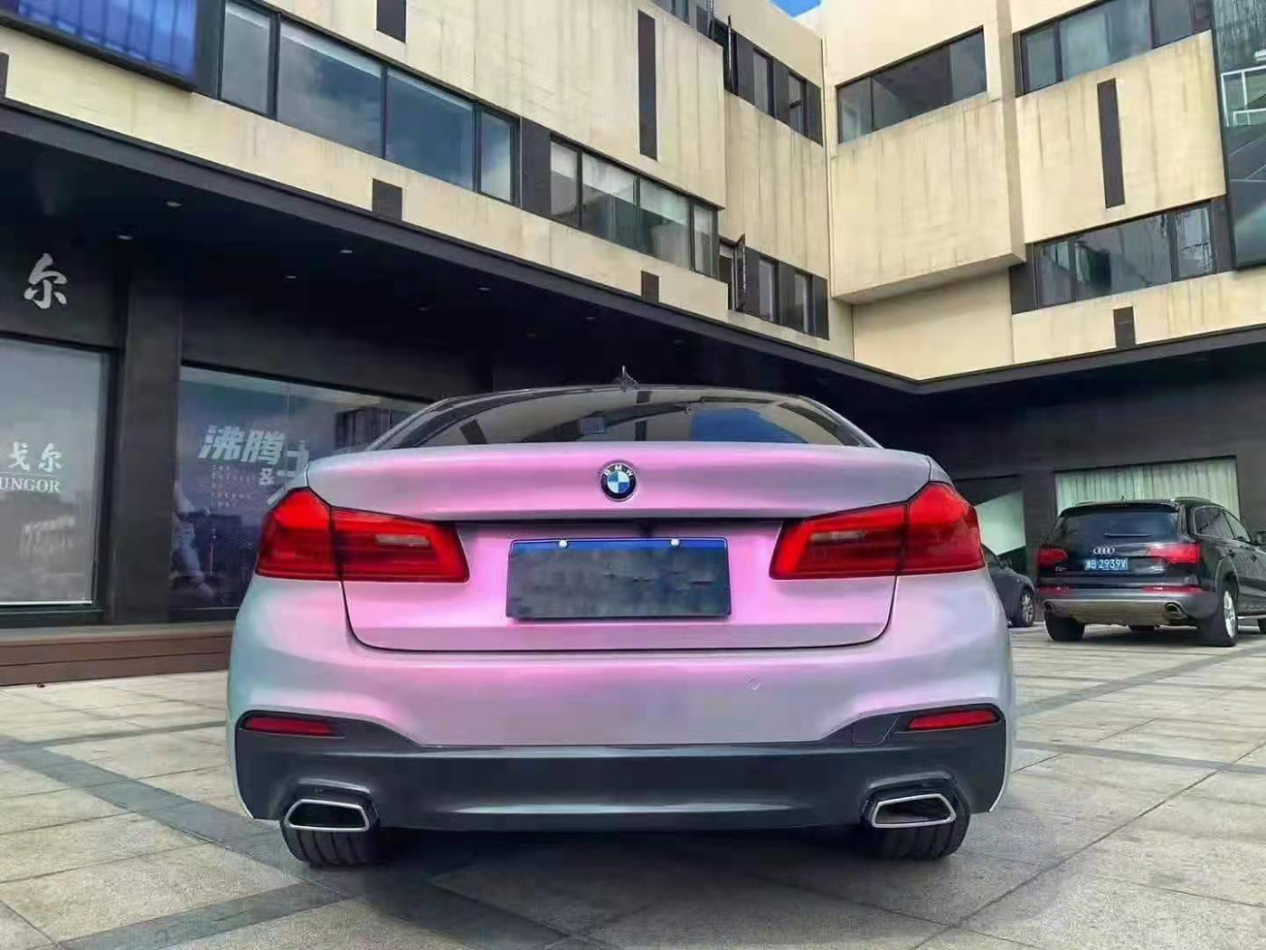 膜呗改色案例:宝马530改色梦幻糖果灰 有种神奇的感觉
