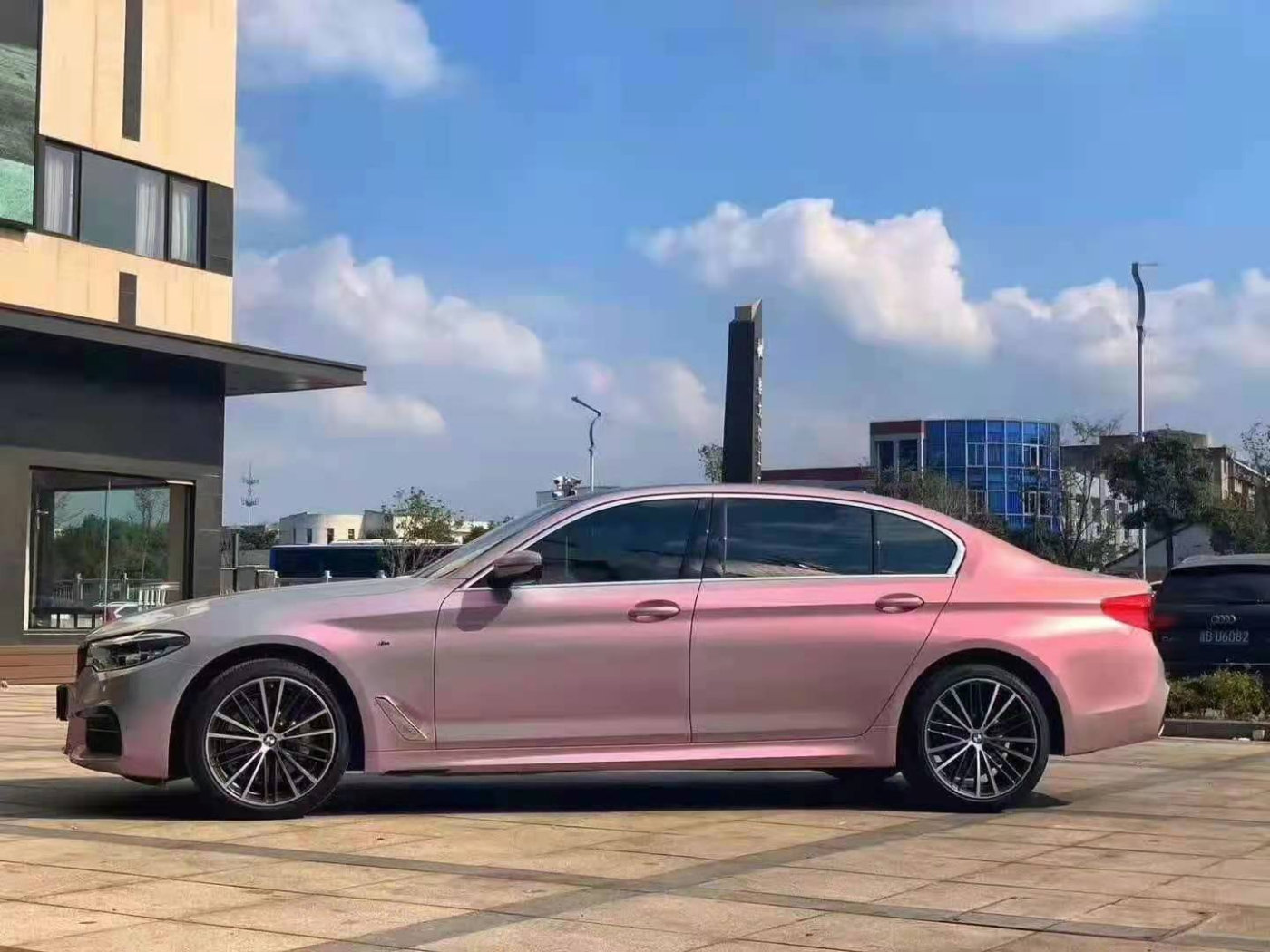 膜呗改色案例:宝马530改色梦幻糖果灰 有种神奇的感觉