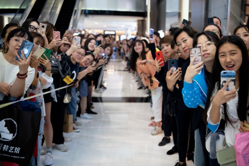 追星诚可贵,安全价更高|追星|飞机|粉丝_新浪新闻
