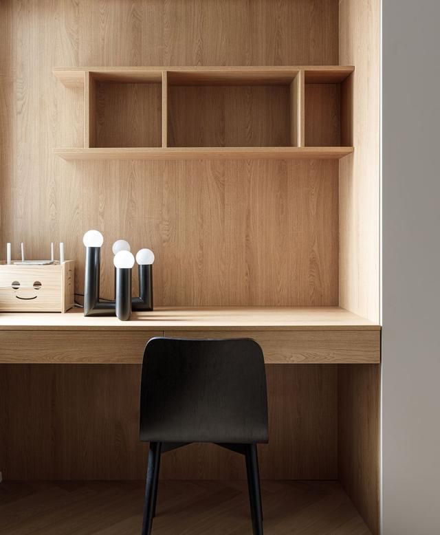 她重新改造旧屋,室内看似极简,但收纳量十分惊人,生活无比幸福