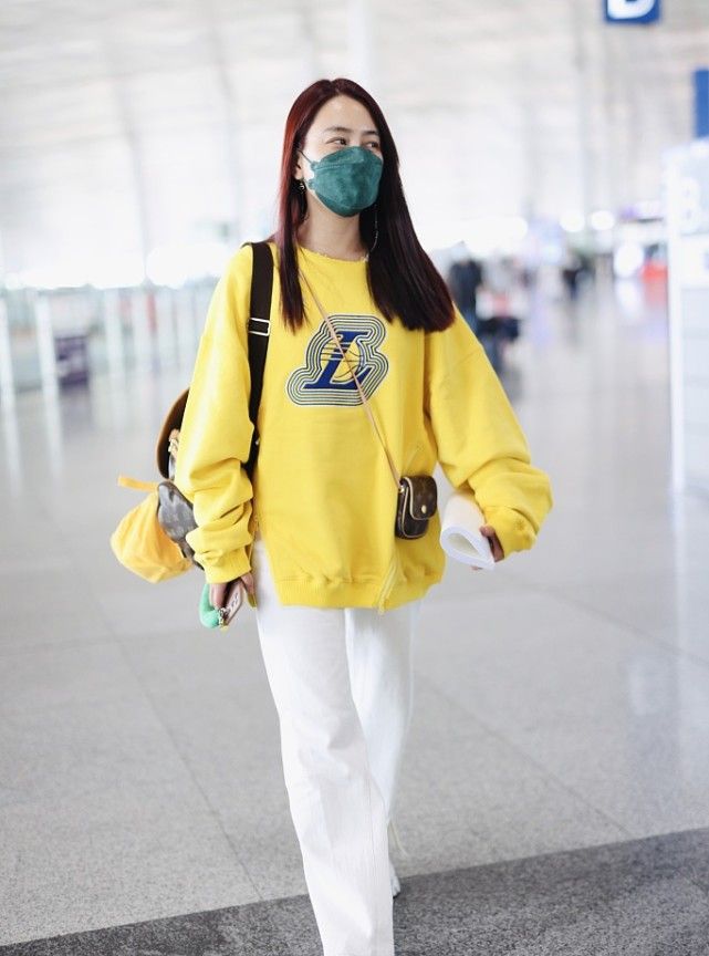 白色衣服配什么颜色的裤子（黄色衣服配什么裤子）-第2张图片-潮百科