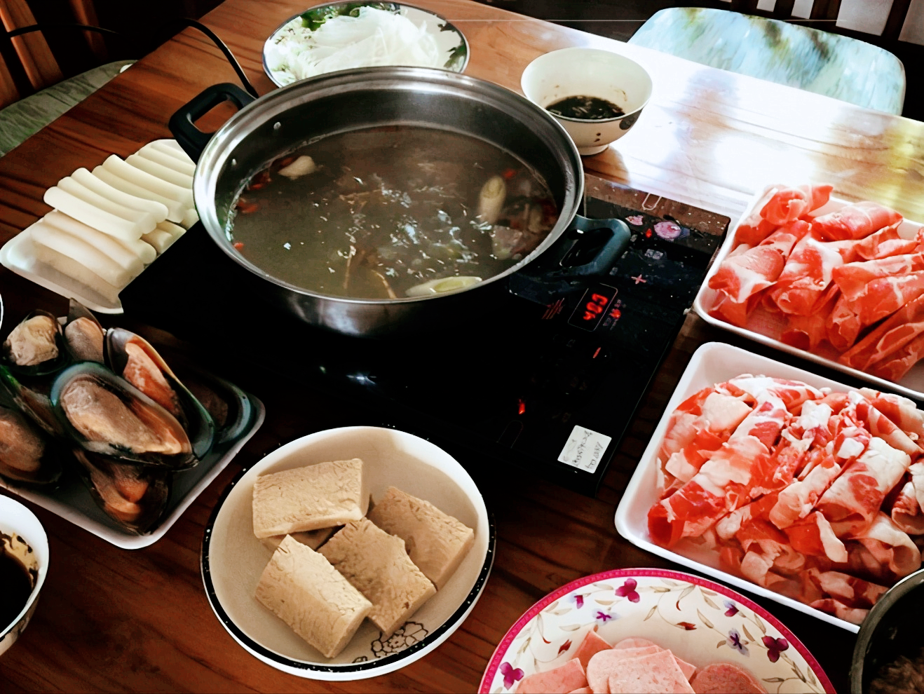 曾播出过"清水打边炉",这是顺德人的首选,往简单了说,也就是清水火锅