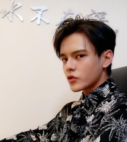 殷世航才被封号就有人迫不及待模仿长相和穿衣风格神似