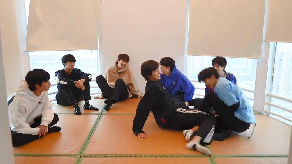 贺峻霖护肤,丁程鑫吃夜宵 05:45 时代少年团宋亚轩,严浩翔,贺峻霖