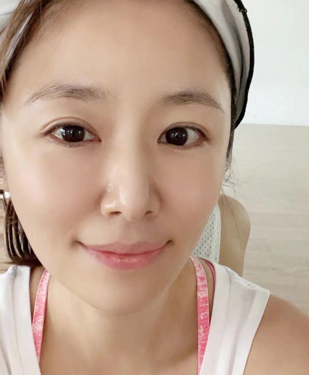 四十加女星纷纷拼素颜,林心如皮肤细腻光滑,吴彦祖老婆真实感人