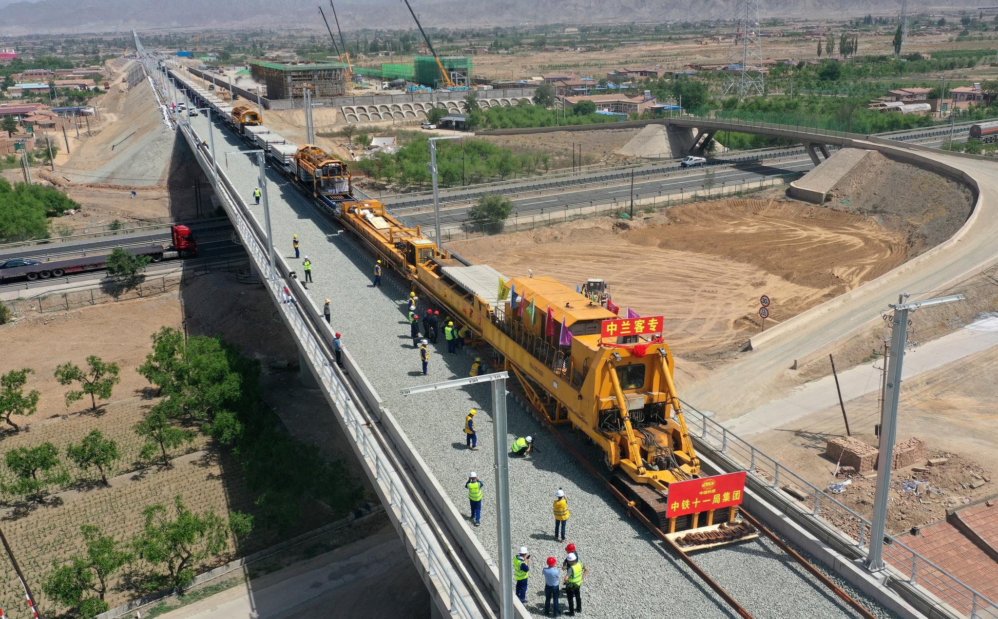 省首条控股建设的铁路客运专线——中兰客专甘肃段进入铺轨施工阶段