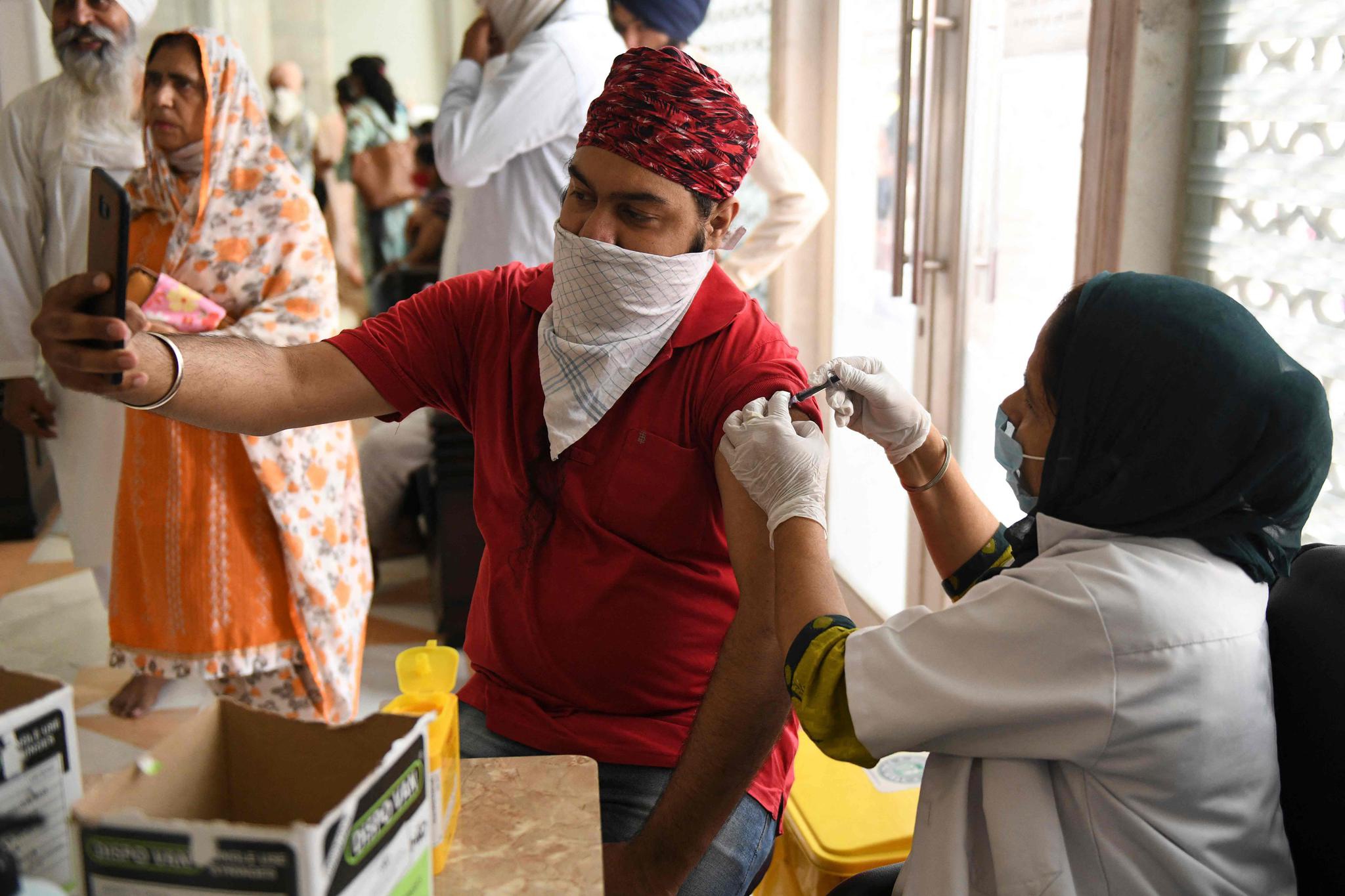 印度民众接种新冠疫苗