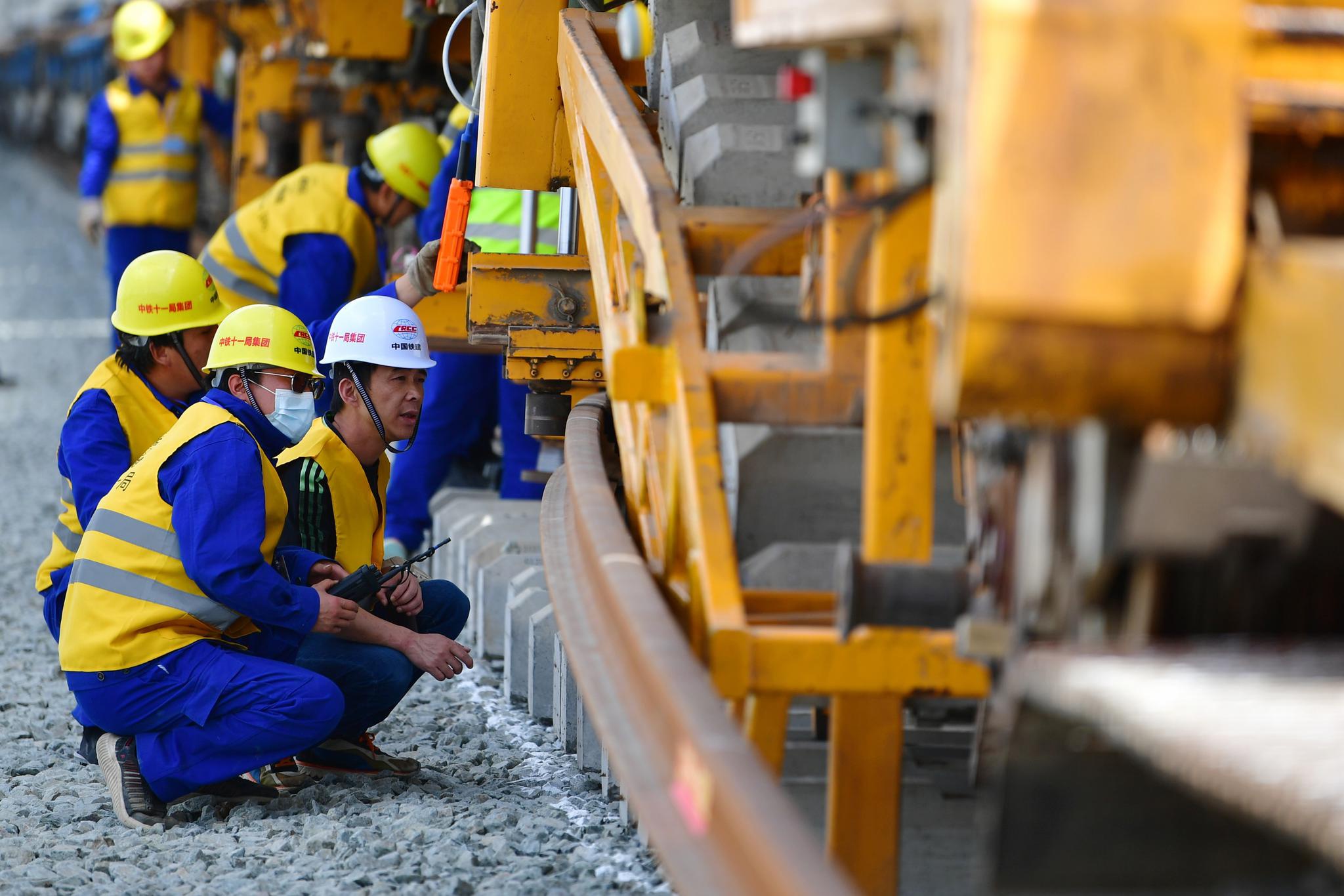 省首条控股建设的铁路客运专线——中兰客专甘肃段进入铺轨施工阶段