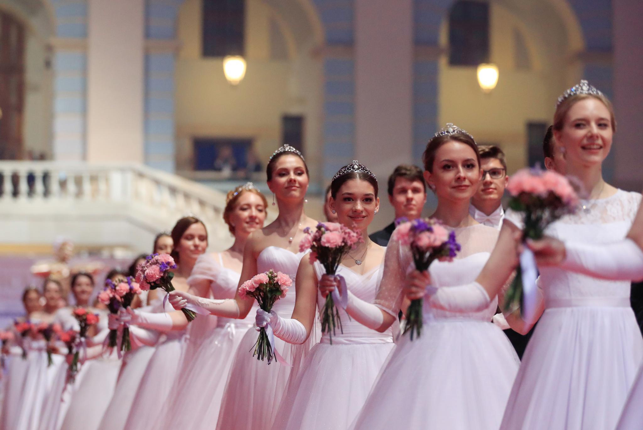 莫斯科举行第十八届维也纳慈善舞会