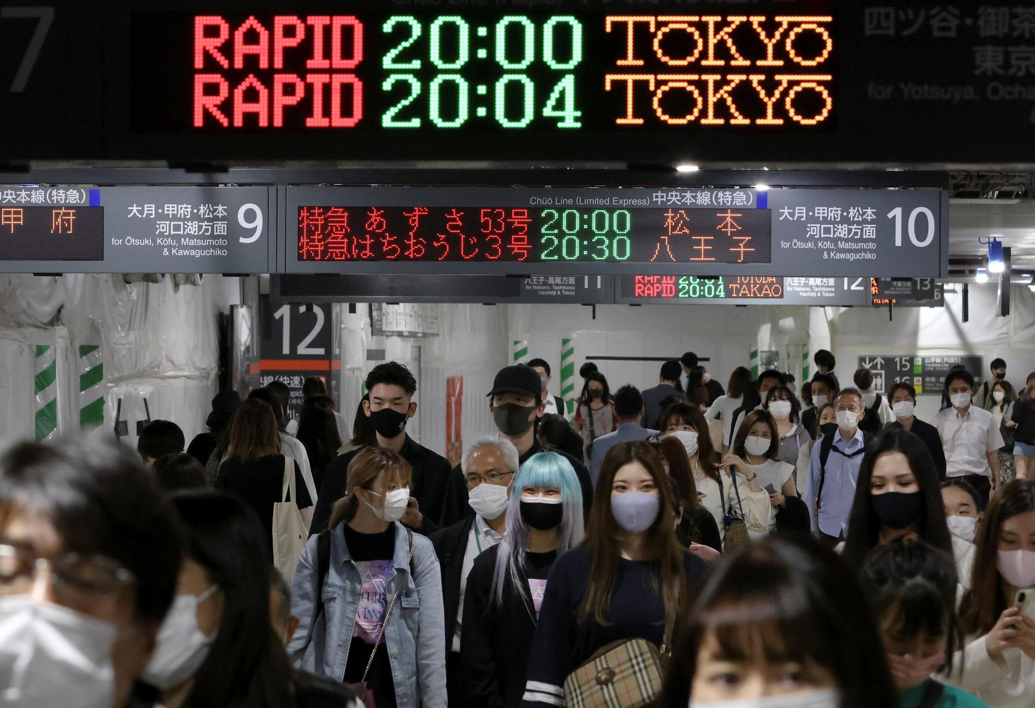 新华社/路透5月28日,一名戴口罩的女子走过日本东京街头以东京奥运会