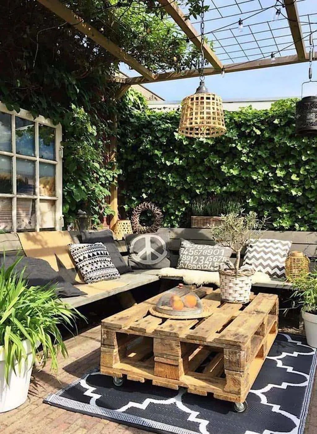 庭院廊架下,享悠悠夏日