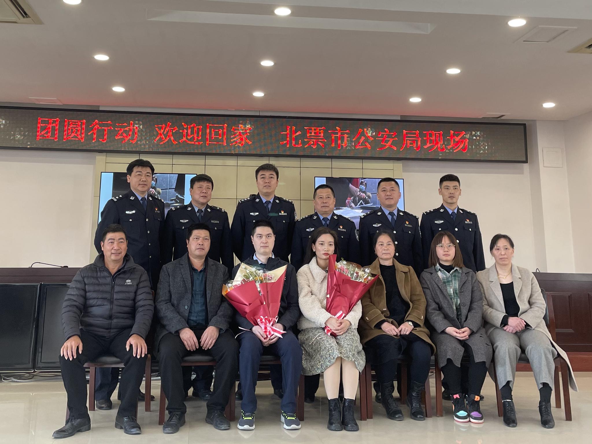 4月7日,团聚后的林成佳一家与帮助他们成功寻亲的辽宁省朝阳市北票