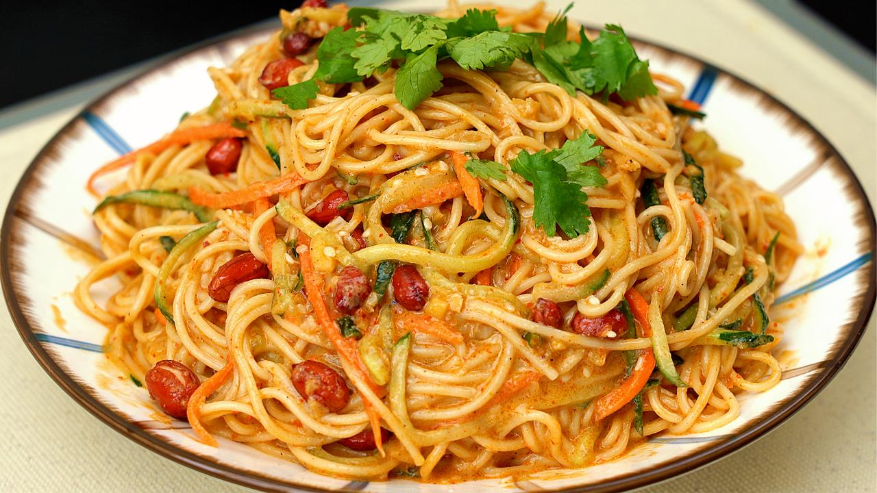 天热最爱吃麻酱凉面,在家就能做,筋道爽滑酱香味浓,吃着超满足