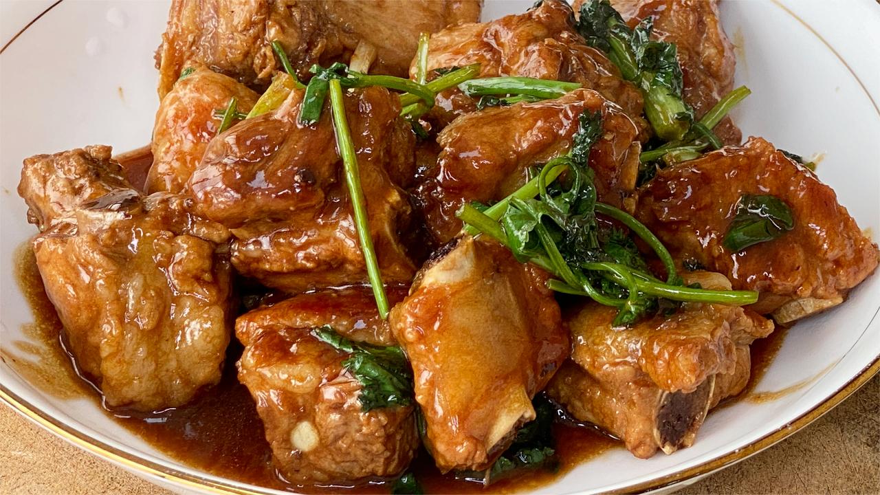 粤式煎焗排骨,每一块都嫩滑多汁超好吃,做法简单上桌快
