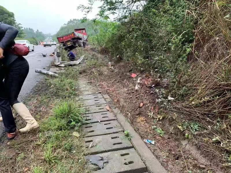 货车司机接听电话 撞死路边3乘客 四川省公安厅交警总队典型事故案例曝光休闲区蓝鸢梦想 - Www.slyday.coM