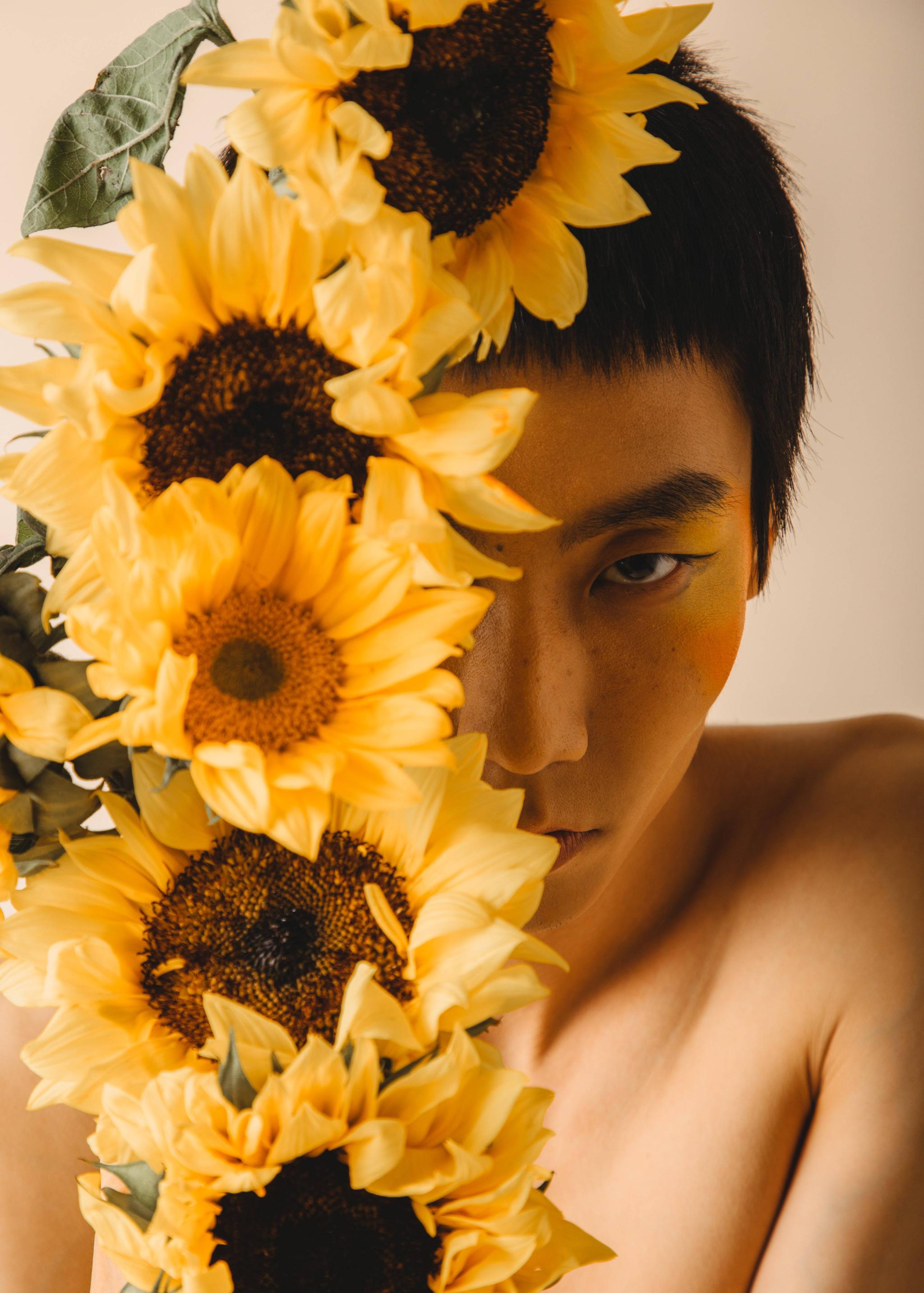 新锐摄影师罗冰最新系列作品《窥兰》《向阳》获多家杂志刊登