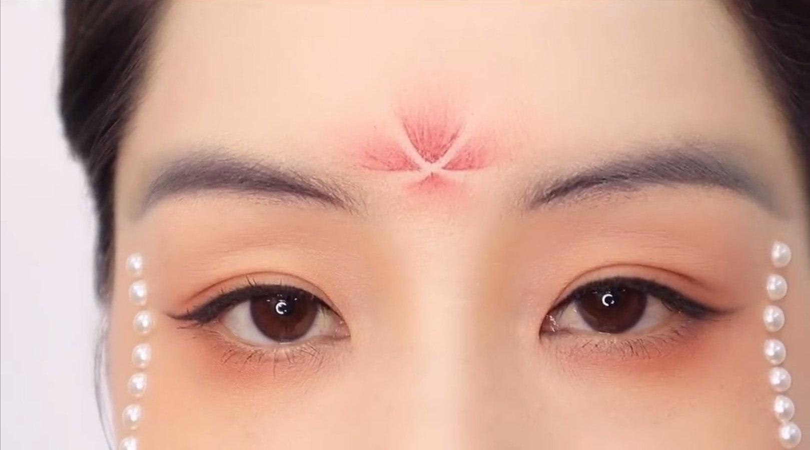 超细致中国妆花钿教程,一看就会的花钿画法