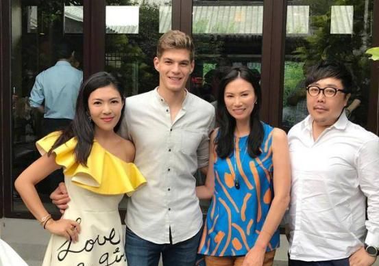 坐潘石屹大腿,创办《时尚芭莎》,原来我们都小瞧了苏芒!